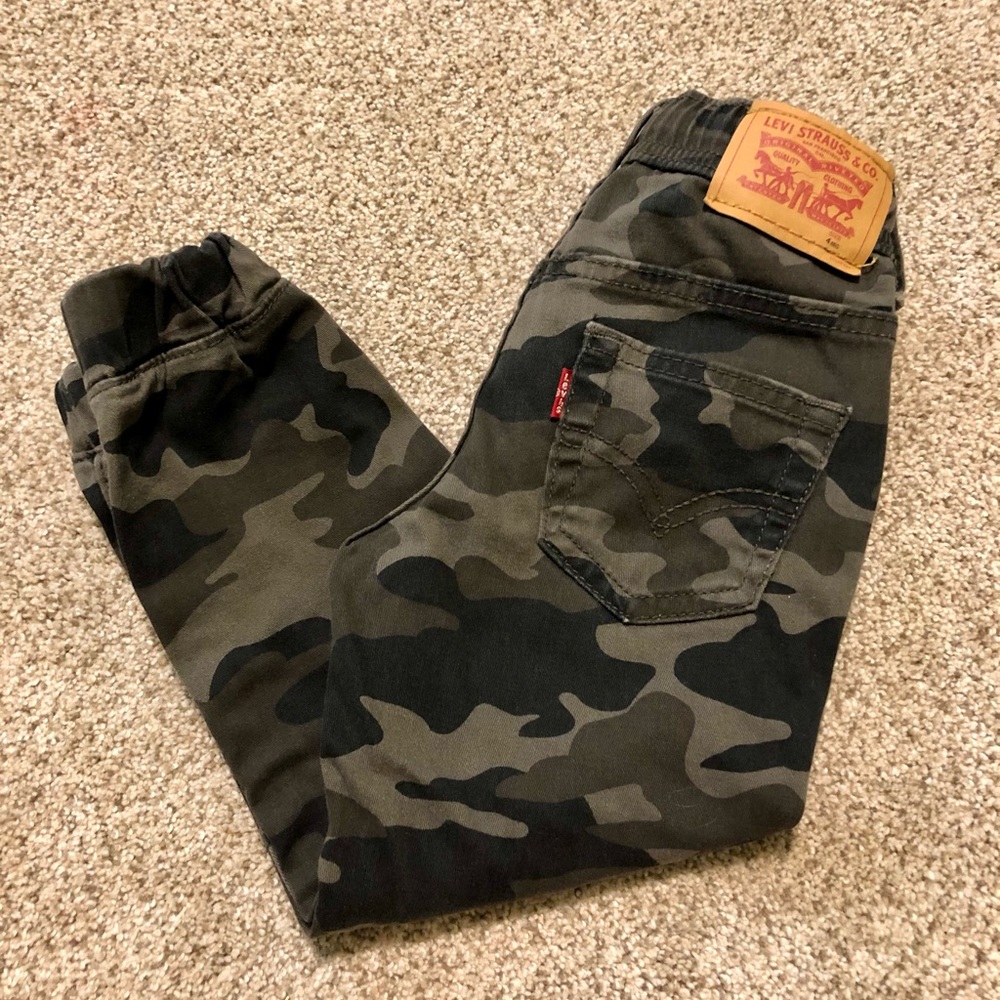 4 Levi’s camo joggers